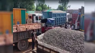 चरखी दादरी में ओवरलोड वाहन माफिया ने SDM टीम पर किया हमला। सांकेतिक फोटो
