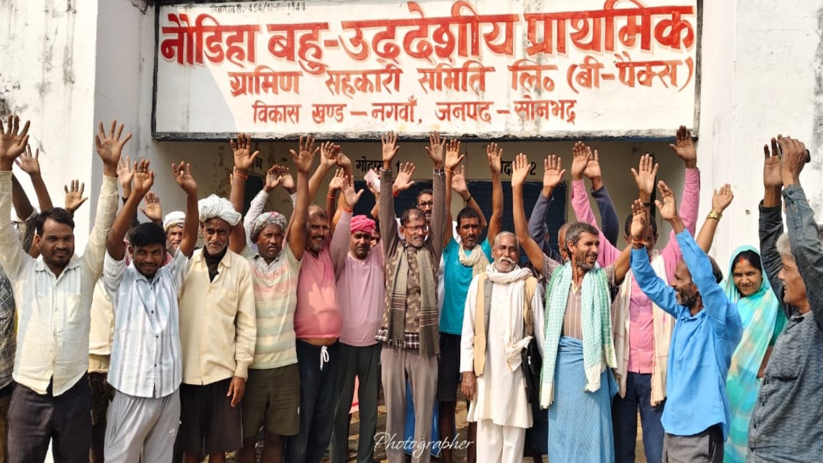 demand for opening of paddy purchasing centre in sonbhadra farmers of naudiha staged protest