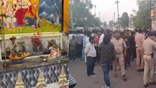 मंदिर में तोड़फोड़ से आक्रोशित हिंदू संगठनों ने सड़कर पर उतरकर किया प्रदर्शन।