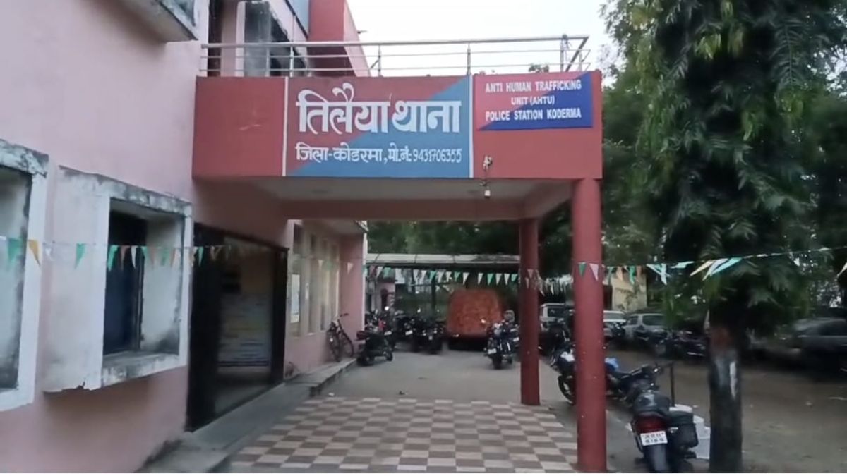 iphone scam thief poses as furniture store owner in jharkhand