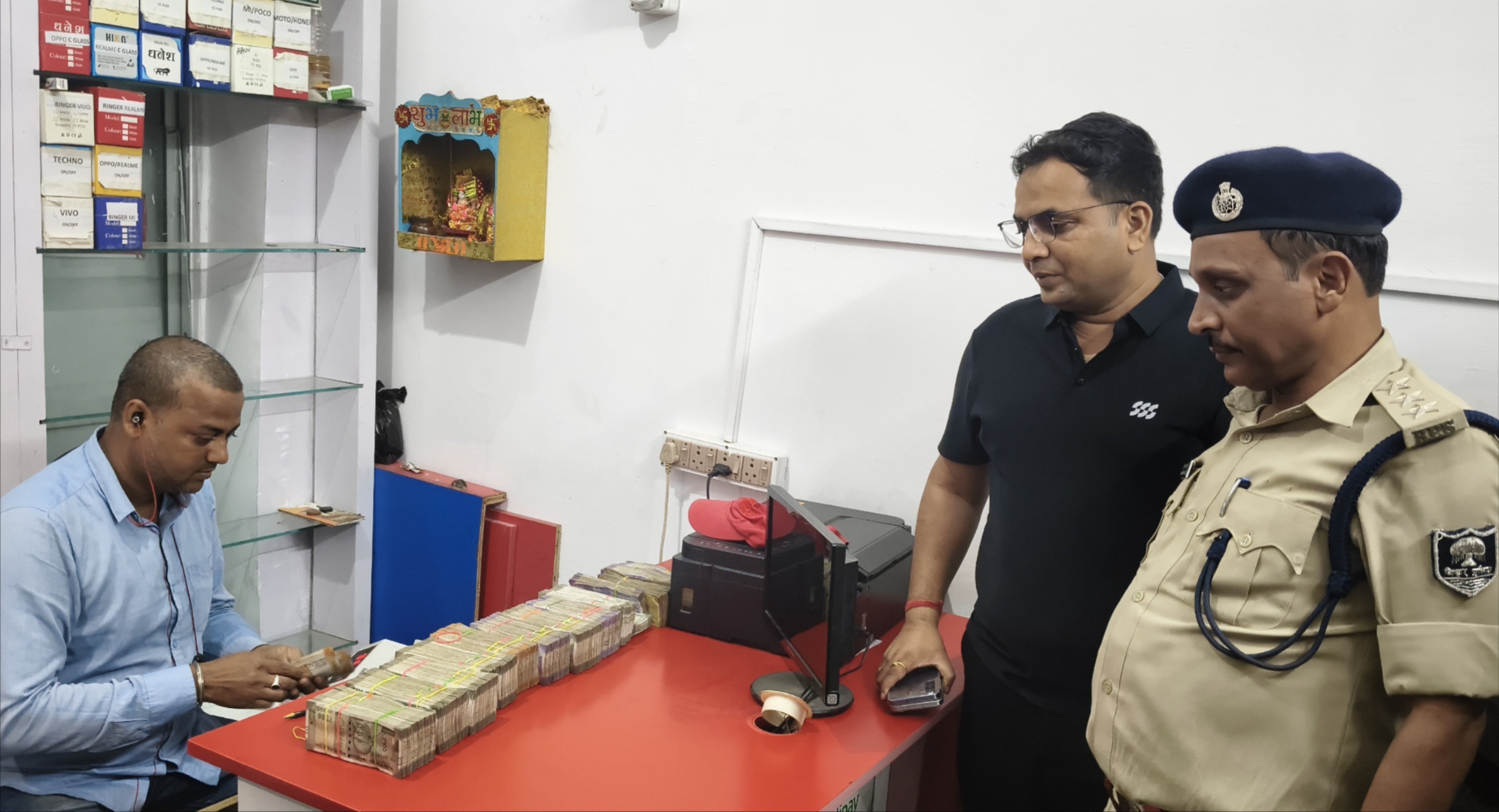 araria raid 35 lakh seized from microfinance collection centers