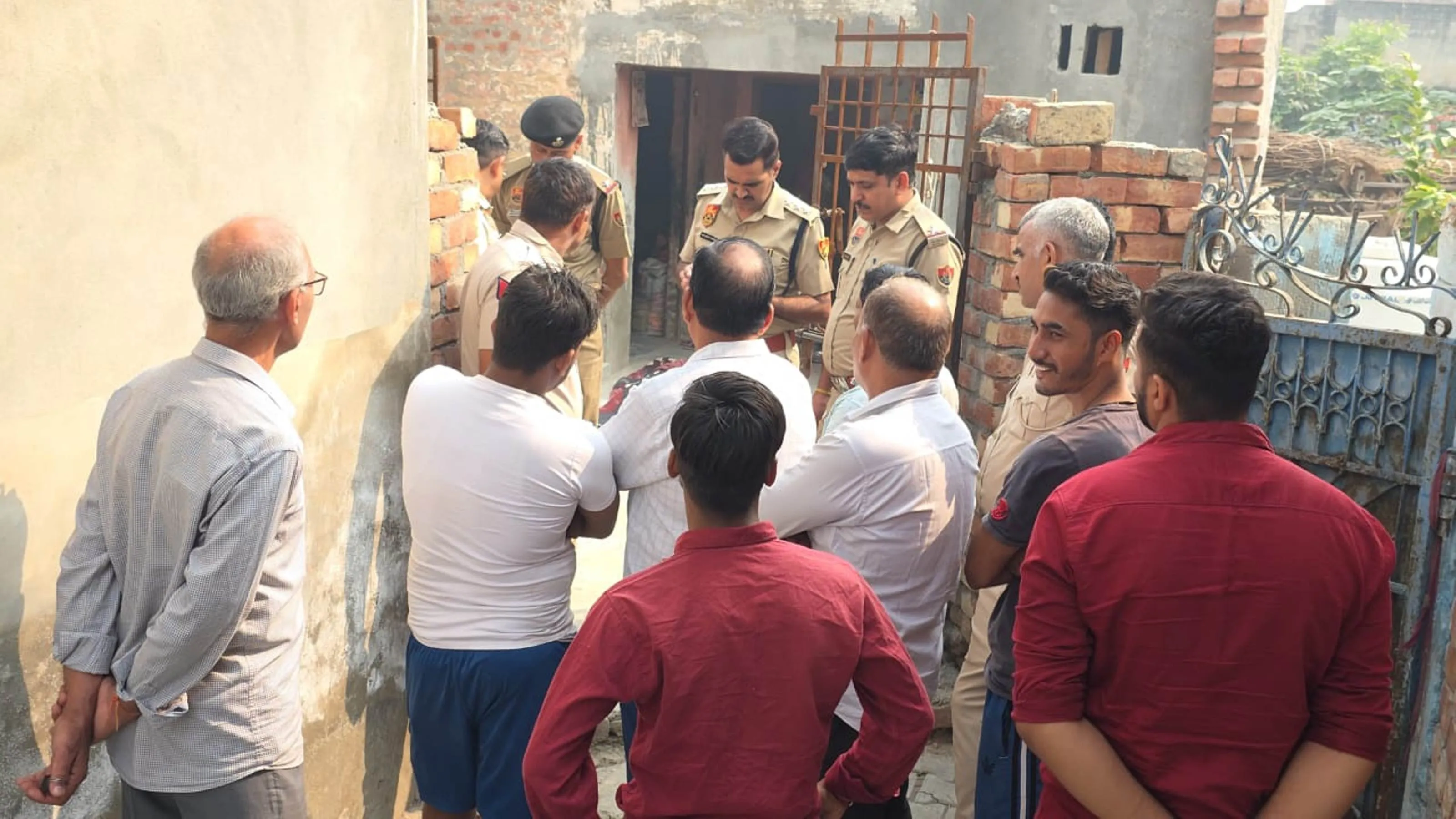 बुजुर्ग पति की ईंड-डंडे से मारकर हत्या, पत्नी ने शव के पास बैठकर किया मेकअप; हरियाणा की सनसनीखेज वारदात