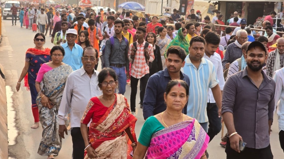 over 1 lakh devotees visit ramlala before kartik purnima snan