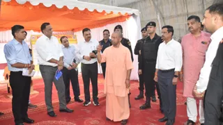 सड़क और फ्लाईओवर निरीक्षण के दौरान अधिकारियों को लगाई फटकार।