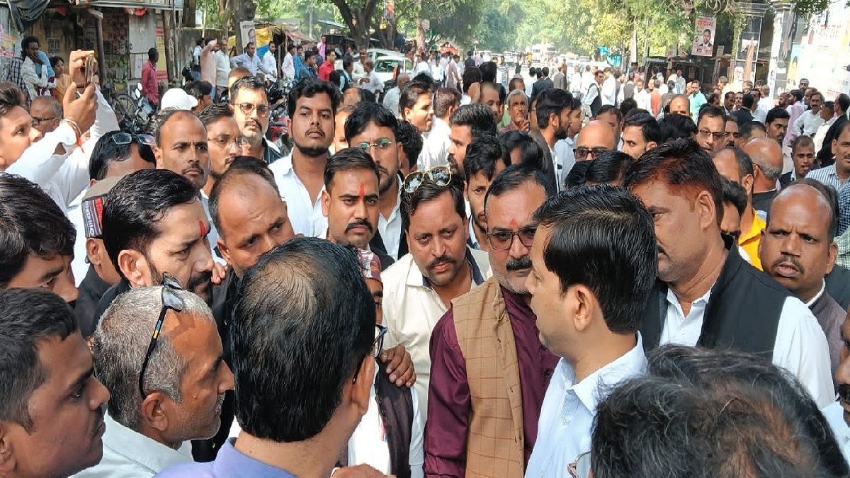 advocate death sparks outrage in lalganj of pratapgarh compensation demands