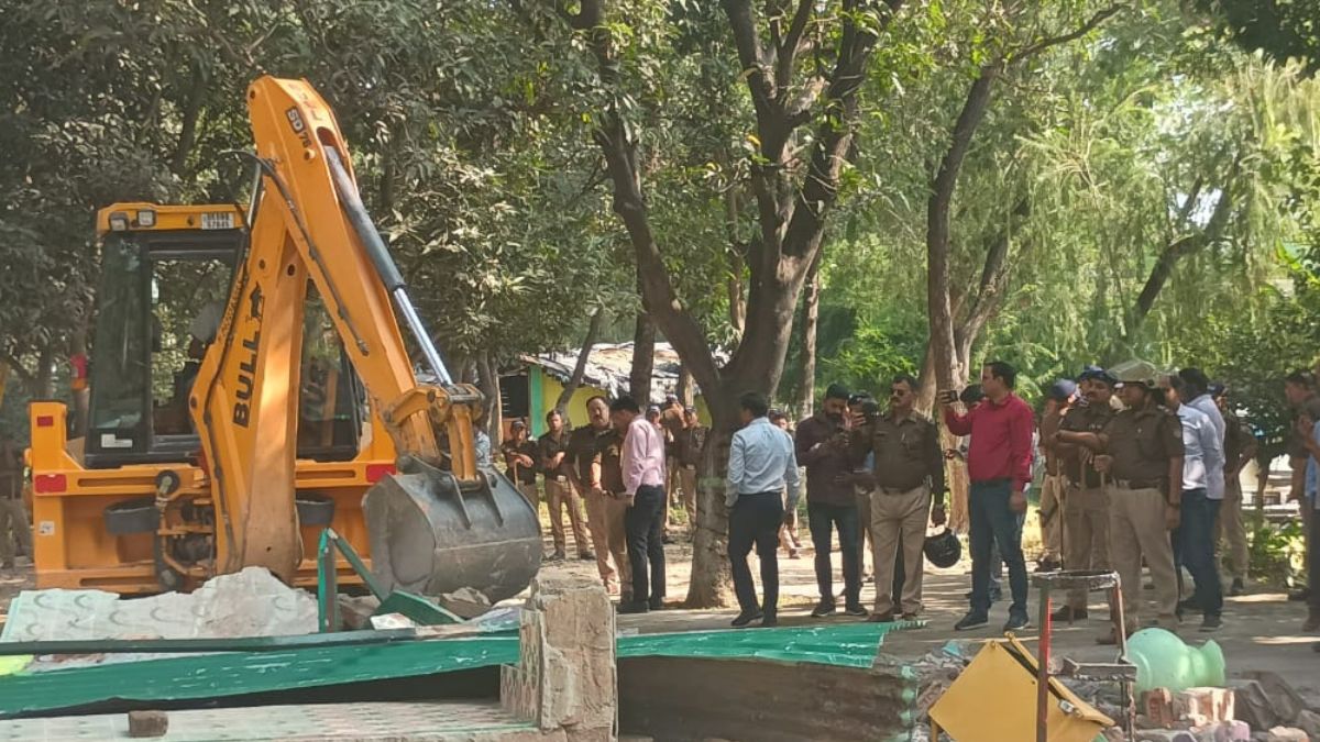 illegal mazar demolished by administration at haridwar