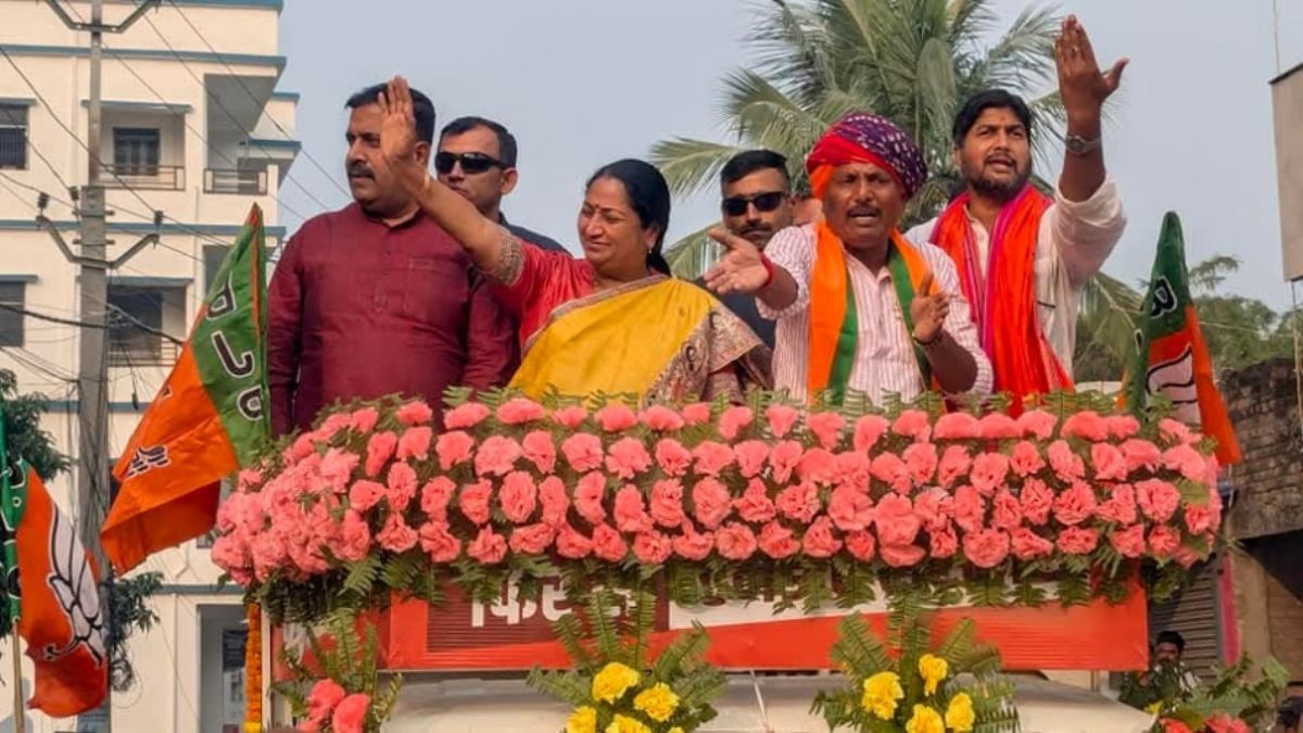 delhi cm rekha gupta campaigns for nda in gopalganj roadshow