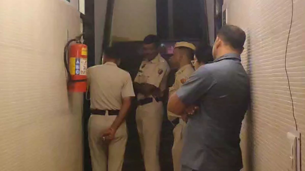 delhi student suicide girl hangs herself in rewari hotel leaves note