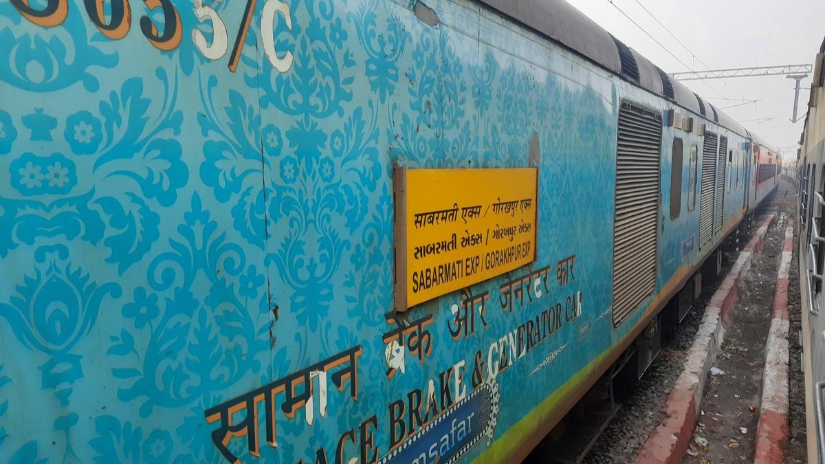 army jawan stabbed to death on sabarmati express train attendants accused