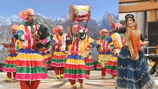 राज्य गठन की 25वीं वर्षगांठ के अवसर पर गढ़ी कैंट नींबूवाला स्थित हिमालय कल्चरल सेंटर सभागार में आयोजित निनाद कार्यक्रम में छौलिया नृत्य प्रस्तुत करते कलाकार। जागरण
