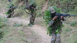 जनपद पौड़ी के अंतर्गत द्वारीखाल विकासखंड के ग्राम सैणा के आसपास युद्धाभ्यास का प्रशिक्षण लेते जवान।साभार : सेना