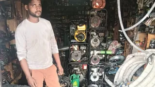ऑटो पार्टस की दुकान में आग लगने के बाद का हाल।