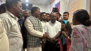 स्वजनों से अस्पताल में मिलते सांसद व अन्य। (जागरण)