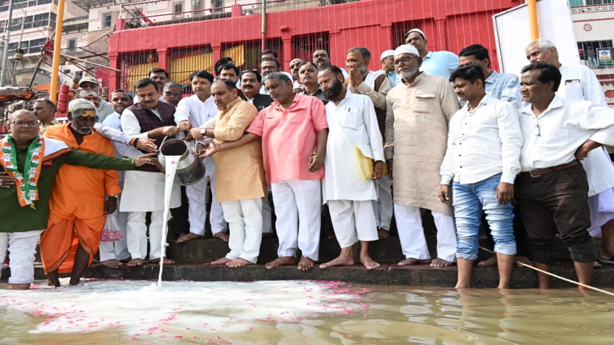 congress performs dugdh abhishek at varanasi sheetla ghat