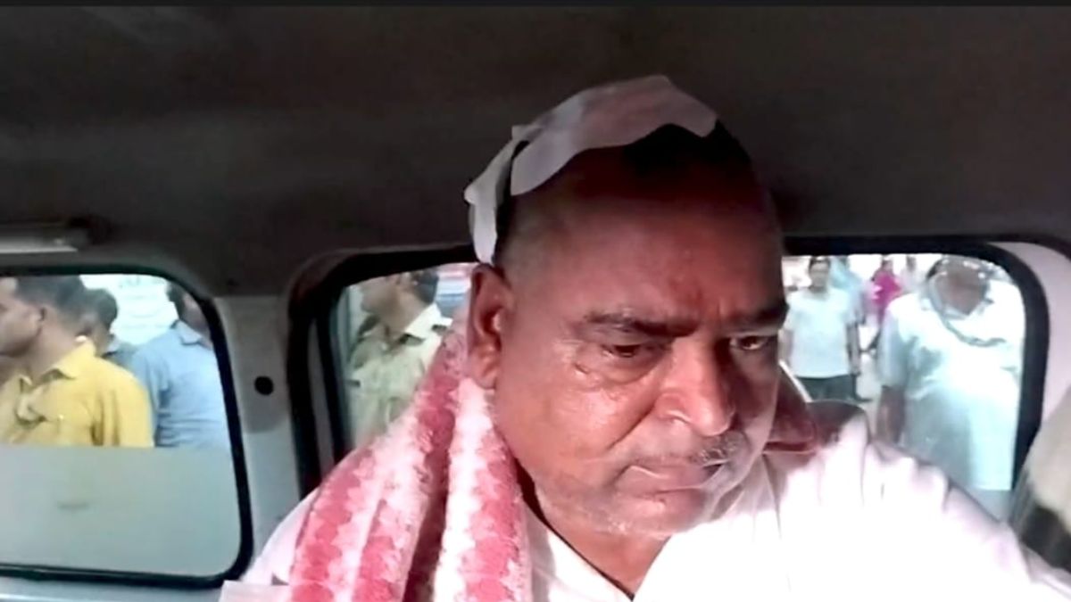 gayatri prajapati former sp minister granted onemonth parole