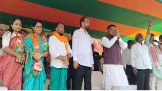 घाटशिला की चुनावी जनसभा में मंच पर ओडिशा के सीएम मोहन चरण माझी, पूर्व सीएम चम्पाई सोरेन, सांसद विधुत महतो व अन्य। जागरण