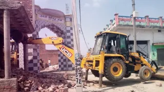 संभल में सरकारी जमीन से हटाए कब्जे।