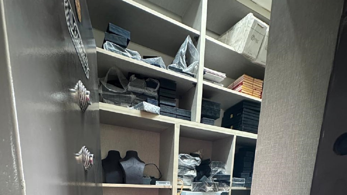 mohali crores worth jewellery stolen from punjabi actor kuljinder sidhus showroom