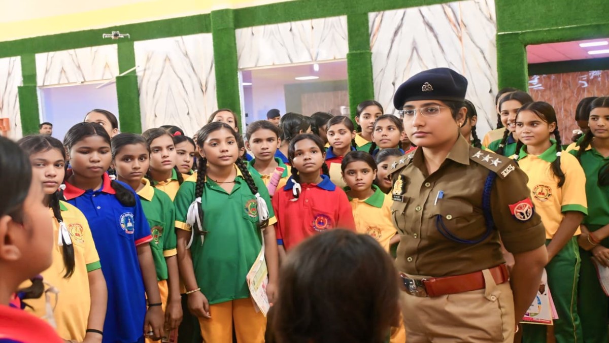 girl students learned about the activities of the police line and understood the working of the police in sonbhadra
