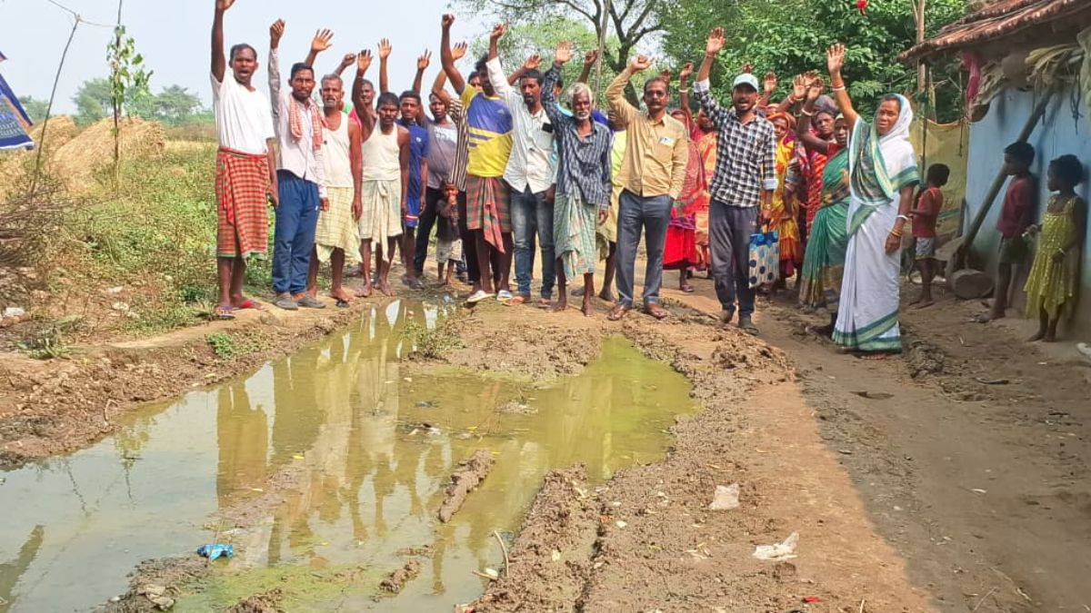 jharkhand village lacks ambulance access villagers protest