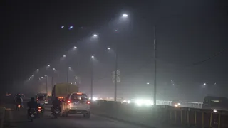 Prayagraj Weather News प्रयागराज में न्यूनतम तापमान तेजी से घटने लगा है, शास्त्री पुल पर रात में हल्की धुंध के बीच जाते वाहन। जागरण