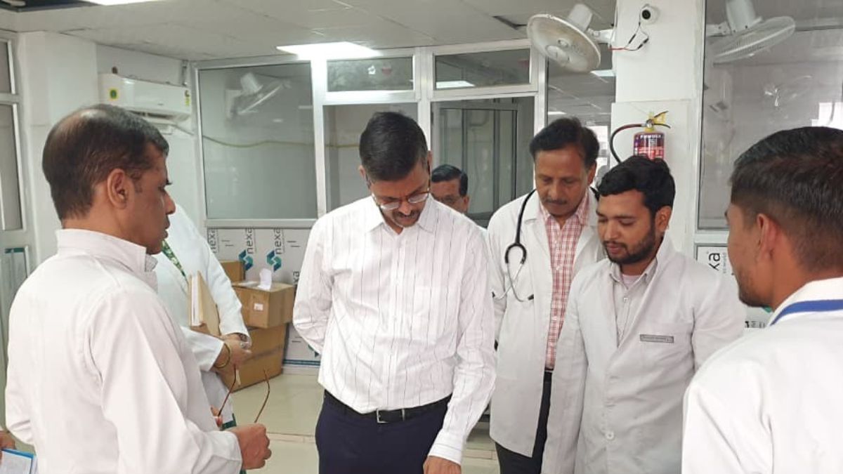 dm ashwini kumar inspects hospital takes action against absent doctors