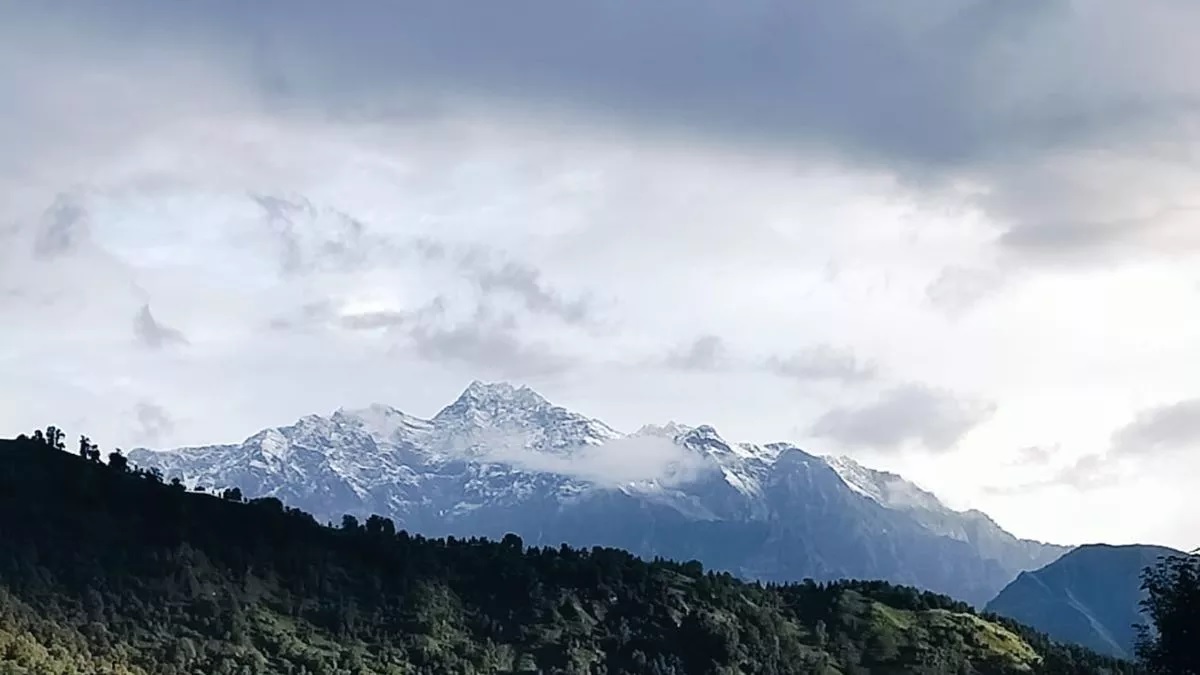 snowfall on high peaks of uttarakhand