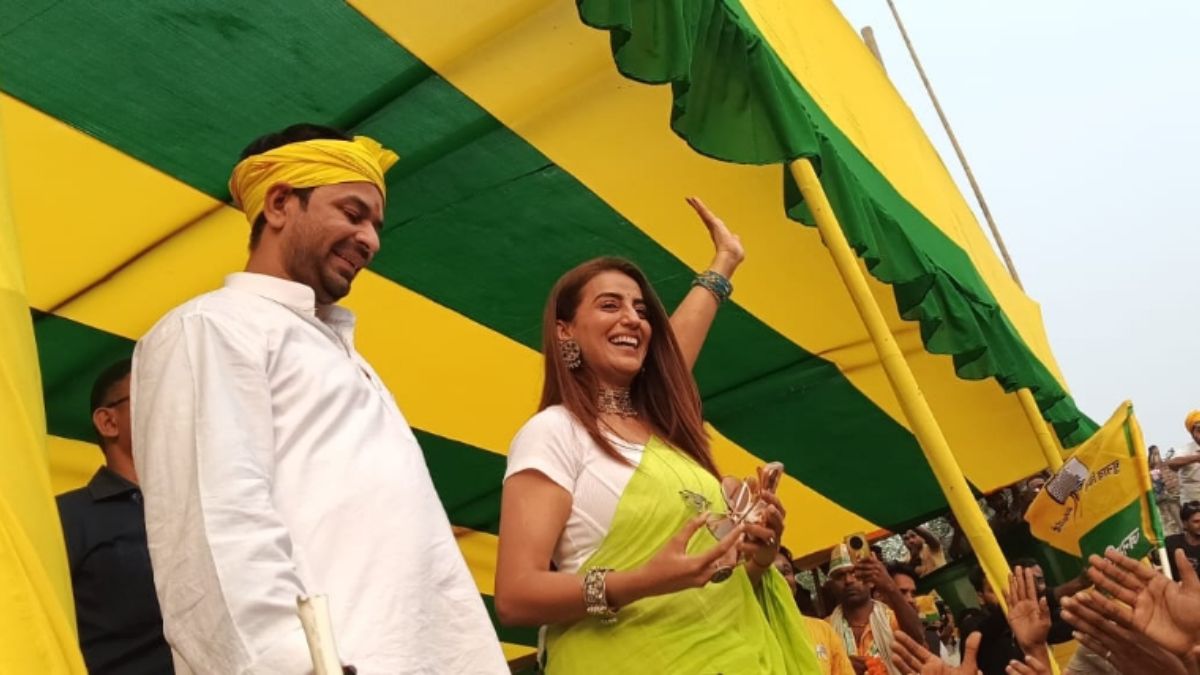 bhojpuri actresses akshara singh and pakhi hegde campaign for tej pratap in mahua