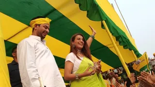 तेज प्रताप यादव के समर्थन में जनसभा करती अक्षरा सिंह। (जागरण)