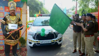 लोगों को जागरूक करने के लिए यमराज का रूप धारण किए होममार्ड, पुलिस कमिश्नर गाड़ी को हरी झंडी दिखाते हुए।