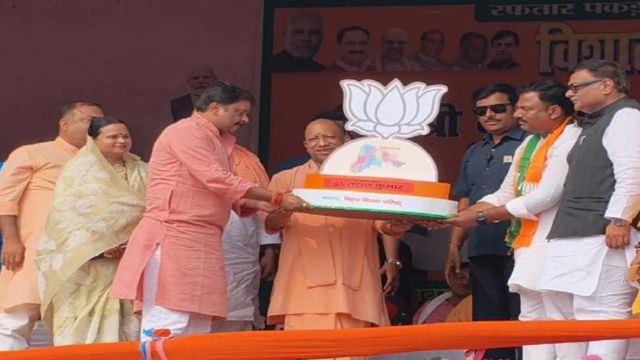 बिहार की पुरानी बनाम नई सरकार पर योगी का बड़ा बयान, चुनावी माहौल गर्म