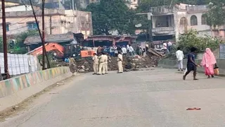 बरमसिया रेल ओवर ब्रिज बंद करने के बाद सुरक्षा में तैनात पुलिस जवान। (फोटो-जागरण)
