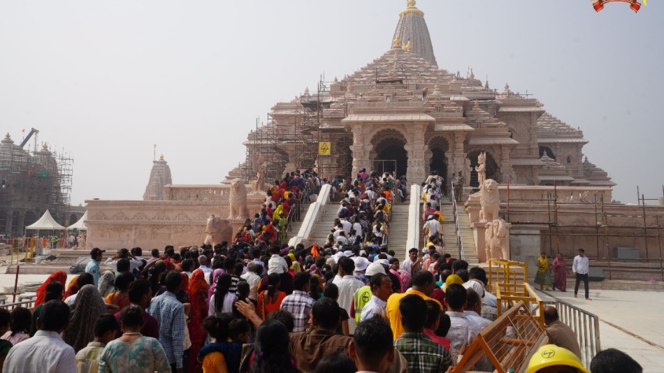 ayodhya over 25 lakh devotees visit ramlala on kartik purnima