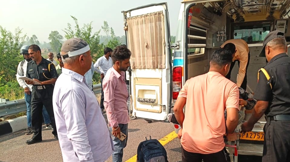 barabanki road accidents two dead four injured