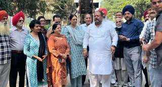 मेयर बबला ने सेक्टर 27-डी में वी6 सड़कों के री-कारपेटिंग कार्य का शुभारंभ किया (फोटो: जागरण)