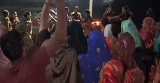 विवाद मंदिर-मकबरा के बार दीप जलाकर आरती करते श्रद्धालु। वीडियो ग्रैब