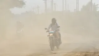 सिद्धार्थ विहार में सड़क पर उड़ती धूल से हो रहा प्रदूषण। जागरण