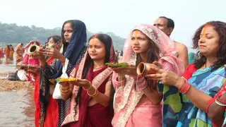 कार्तिक पूर्णिमा पर दामोदर नदी के तेलमच्चो घाट पर स्नान के बाद सूर्य भगवान को जल अर्पित करतीं महिलाएं।