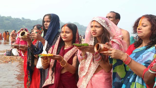Kartik Purnima पर दामोदर नदी के घाटों पर उमड़ा जनसैलाब, आस्था में डूबे श्रद्धालु

