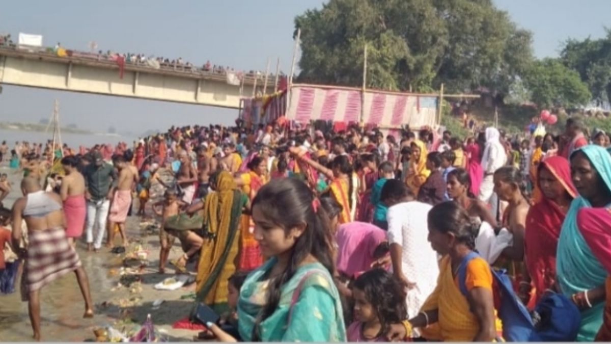 madhubani news on the occasion of kartik purnima more than four lakh devotees took a holy dip at pipraghat