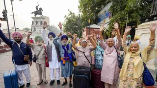 पाकिस्तान पहुंचे सिख श्रद्धालु। फोटो- पीटीआई
