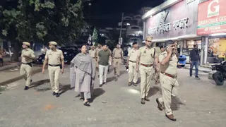 गश्त के दौरान निरीक्षण करती पुलिस आयुक्त ममता सिंह।
