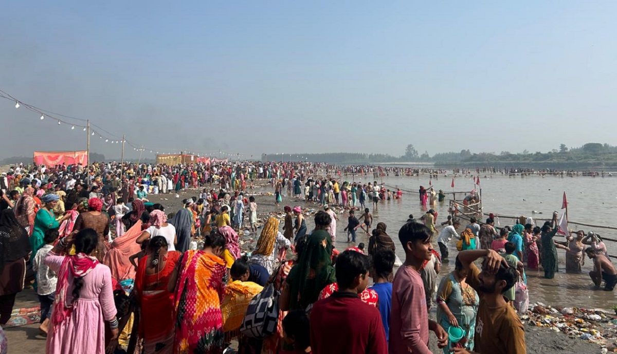 devotees pray for peace and prosperity offer prayers to lord bhaskar