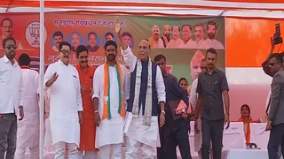 गया के गुरारू में चुनावी सभा में रक्षा मंत्री राजनाथ सिंंह। जागरण