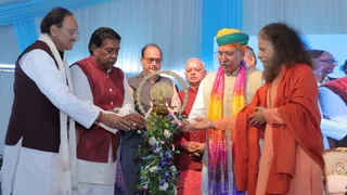 स्पर्श हिमालय महोत्सव का दीप प्रज्वलन कर शुभारंभ करते परमार्थ निकेतन के परमाध्यक्ष स्वामी चिदानंद मुनि (दाएं), केंद्रीय मंत्री अर्जुन राम मेघवाल(दाएं से दूसरे) लेखक गांव के संरक्षक डॉ रमेश पोखरियाल निशंक (बाएं ),मॉरीशस के पूर्व राष्ट्रपति पृथ्वीराज रूपेण (बाएं से दूसरे)