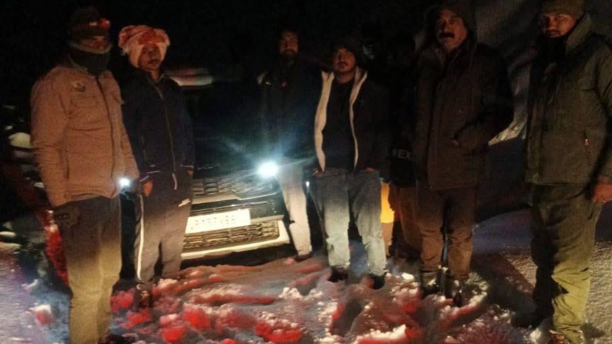 madhya pradesh tourists rescued after snowfall in lahaul police advisory