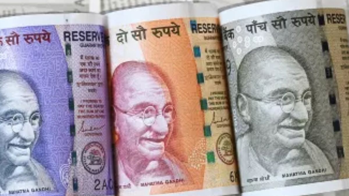 fake currency racket busted in delhi up three arrested