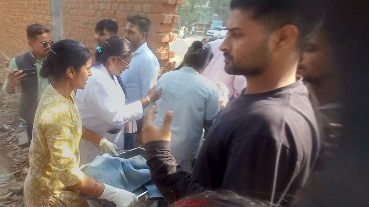 a woman gave birth at the medical college gate in shahjahanpur but the newborn could not be saved