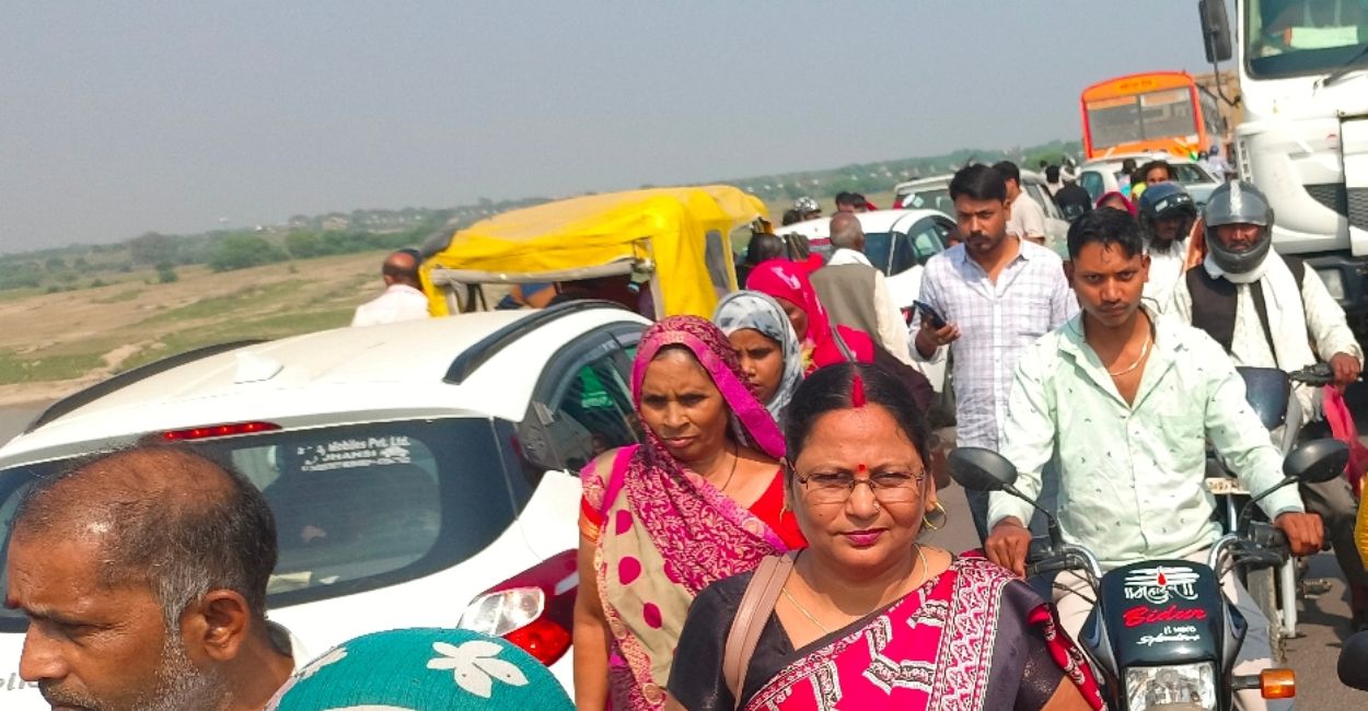 roadways bus breaks down on yamuna bridge traffic jam in hamirpur