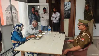 पुलिस के पास पहुंचे बुजुर्ग।